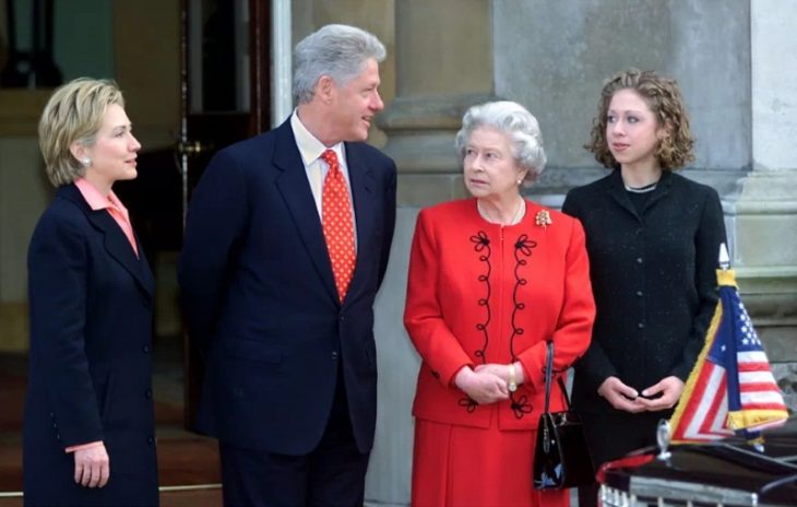 Yelizaveta II i Bill Klinton i Khillari klinton i Chelsi Khilari