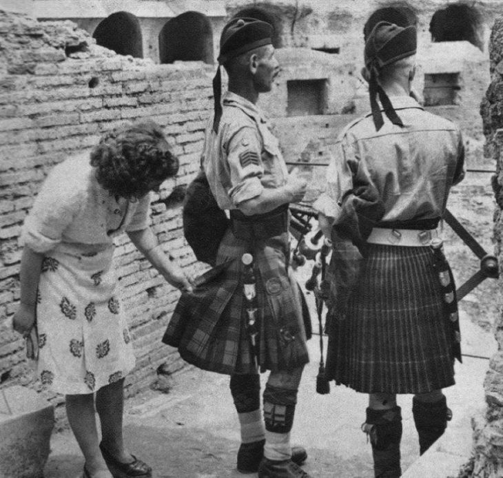 1944 год. Итальянская модница заценила прикид шотландских военных освободителей Рима.