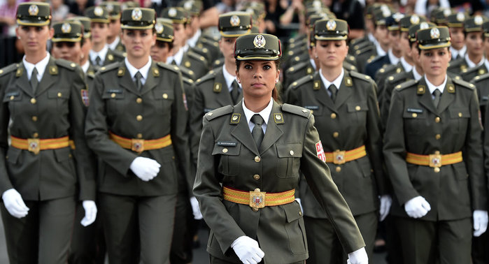 Воинственная красота: девушки разных стран на парадах, 30 фото