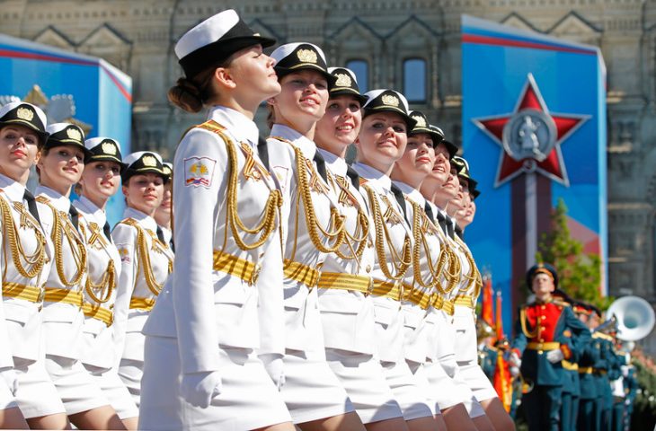 Воинственная красота: девушки разных стран на парадах, 30 фото