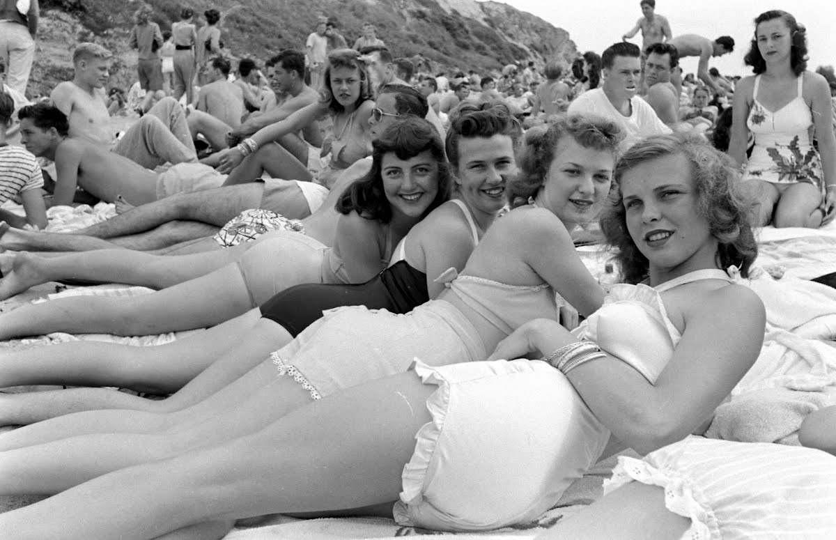 Beachside Memories: Retro Photos to Make You Smile