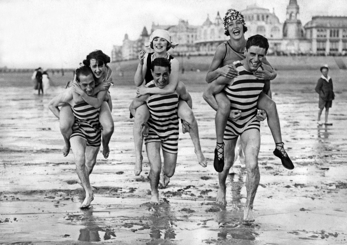 Beachside Memories: Retro Photos to Make You Smile