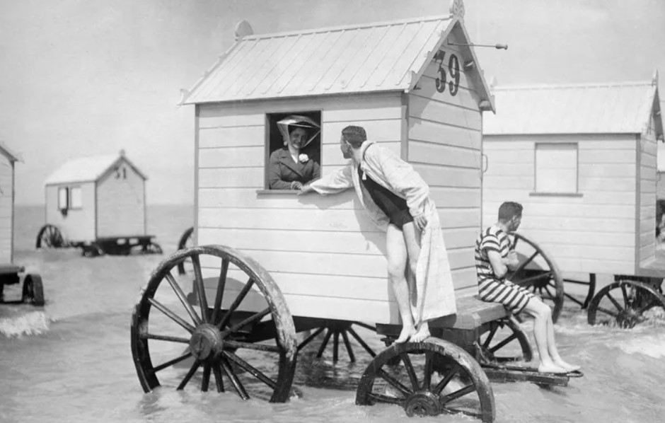 Beachside Memories: Retro Photos to Make You Smile